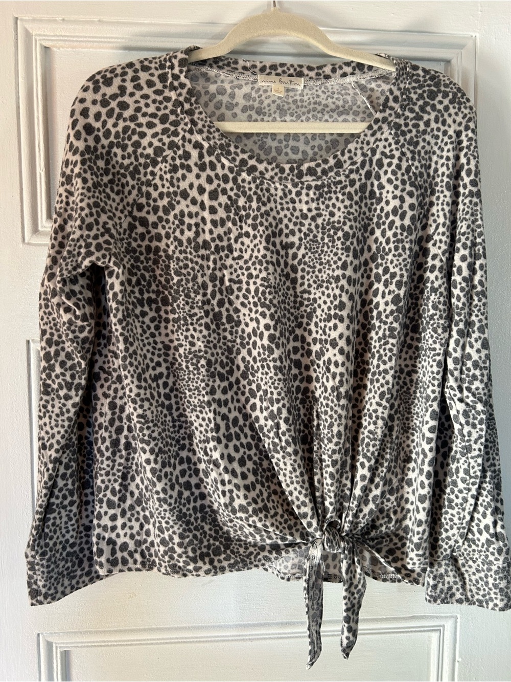 Leopard Print Long Sleeve Tie-Hem Sweater- White/Grey